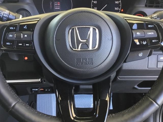 ステアリング左側はオーディオリモコンスイッチ、右側がクルーズコントロールです。手元で操作できるので便利です。