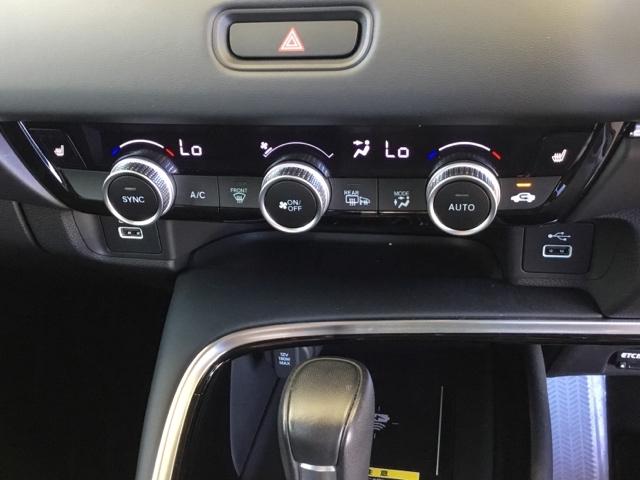 運転席・助手席、それぞれで温度調節が可能なオートエアコンです。シートヒーター付きなので、寒い日も快適です。