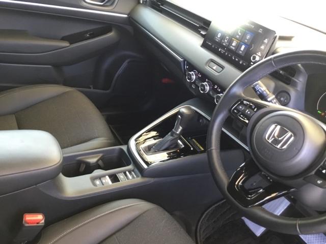 シンプルでとても使いやすいフロアシフトに、パーキングブレーキは、電子制御パーキングブレーキです。