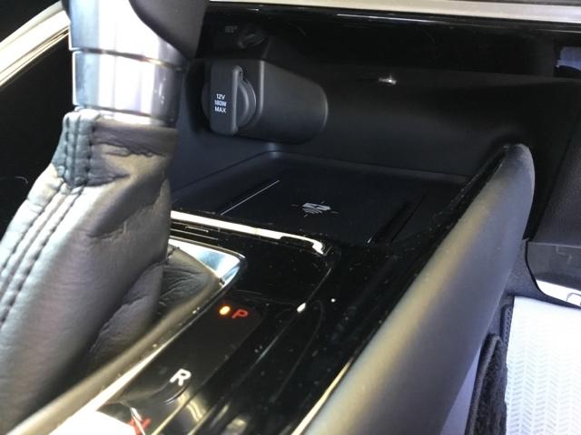 Ｑｉ対応のスマートフォンを置くだけで充電ができます。