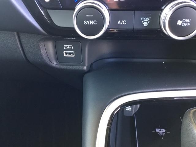 助手席側に急速充電対応タイプの充電用ＵＳＢチャージャー搭載。