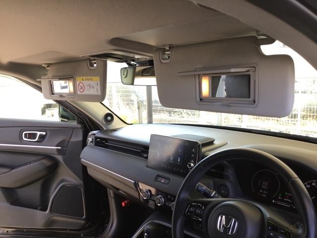 サンバイザーには、身だしなみを整える際に便利なバニティミラーが付いています。