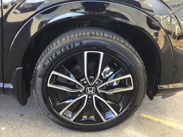 純正のアルミホイールがトータルで足元を引き締めています。