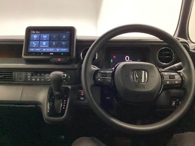 Ｎ－ＢＯＸカスタム ベースグレード　両側電動スライドドア　クルコン　リアカメラ　ディスプレイオーディオ　Ｗ電動ドア　ＵＳＢ接続　ＣＭＢＳ　ベンチシート　オートエアコン　スマートキ　ＬＥＤ　盗難防止装置　バックカメラ　パワーステアリング（3枚目）