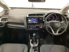 広びろとした視界が運転にゆとりを広げます。 2