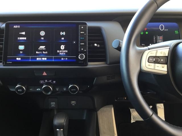 フィット ｅ：ＨＥＶホーム　純正ナビ　フルセグ　ＥＴＣ　ドラレコ　前後誤発進抑制機能　クリソナ　助手席エアバッグ　運転席エアバッグ　アイドリングストップ　ＬＥＤライト　ＵＳＢ接続　バックカメラ　ＡＢＳ　サイドエアバッグ　キーレス（3枚目）