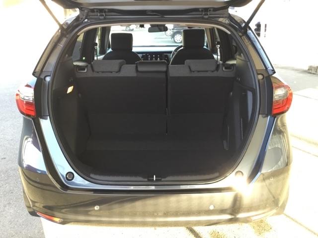 フィット ｅ：ＨＥＶホーム　純正ナビ　フルセグ　ＥＴＣ　ドラレコ　前後誤発進抑制機能　クリソナ　助手席エアバッグ　運転席エアバッグ　アイドリングストップ　ＬＥＤライト　ＵＳＢ接続　バックカメラ　ＡＢＳ　サイドエアバッグ　キーレス（9枚目）