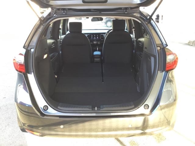 フィット ｅ：ＨＥＶホーム　純正ナビ　フルセグ　ＥＴＣ　ドラレコ　前後誤発進抑制機能　クリソナ　助手席エアバッグ　運転席エアバッグ　アイドリングストップ　ＬＥＤライト　ＵＳＢ接続　バックカメラ　ＡＢＳ　サイドエアバッグ　キーレス（10枚目）