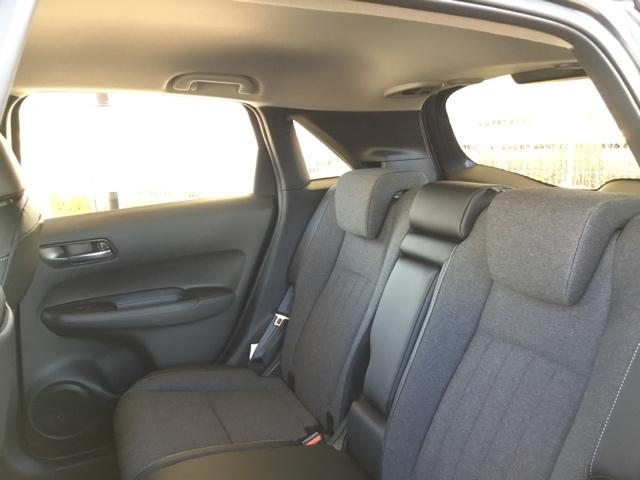 フィット ｅ：ＨＥＶホーム　純正ナビ　フルセグ　ＥＴＣ　ドラレコ　前後誤発進抑制機能　クリソナ　助手席エアバッグ　運転席エアバッグ　アイドリングストップ　ＬＥＤライト　ＵＳＢ接続　バックカメラ　ＡＢＳ　サイドエアバッグ　キーレス（12枚目）