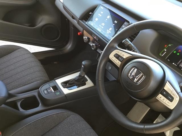 フィット ｅ：ＨＥＶホーム　純正ナビ　フルセグ　ＥＴＣ　ドラレコ　前後誤発進抑制機能　クリソナ　助手席エアバッグ　運転席エアバッグ　アイドリングストップ　ＬＥＤライト　ＵＳＢ接続　バックカメラ　ＡＢＳ　サイドエアバッグ　キーレス（22枚目）