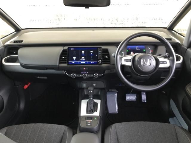 フィット ｅ：ＨＥＶホーム　デモカー　クルコン　純正ナビ　フルセグ　ＥＴＣ　前後ドラレコ　前後誤発進抑制機能　クリソナ　助手席エアバッグ　運転席エアバッグ　アイドリングストップ　禁煙　ＬＥＤライト　ＵＳＢ接続　バックカメラ（2枚目）