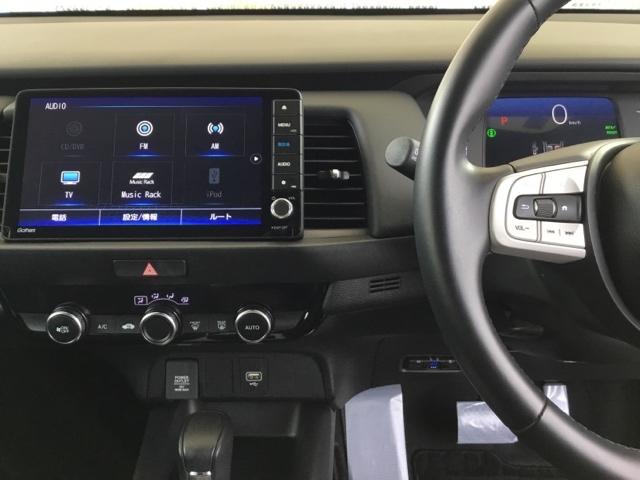 フィット ｅ：ＨＥＶホーム　デモカー　クルコン　純正ナビ　フルセグ　ＥＴＣ　前後ドラレコ　前後誤発進抑制機能　クリソナ　助手席エアバッグ　運転席エアバッグ　アイドリングストップ　禁煙　ＬＥＤライト　ＵＳＢ接続　バックカメラ（3枚目）