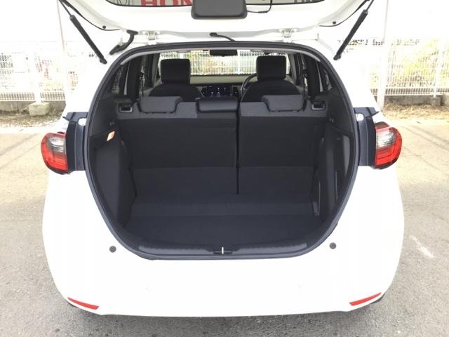 フィット ｅ：ＨＥＶホーム　デモカー　クルコン　純正ナビ　フルセグ　ＥＴＣ　前後ドラレコ　前後誤発進抑制機能　クリソナ　助手席エアバッグ　運転席エアバッグ　アイドリングストップ　禁煙　ＬＥＤライト　ＵＳＢ接続　バックカメラ（9枚目）