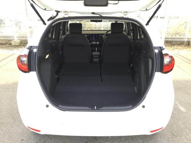 フィット ｅ：ＨＥＶホーム　デモカー　クルコン　純正ナビ　フルセグ　ＥＴＣ　前後ドラレコ　前後誤発進抑制機能　クリソナ　助手席エアバッグ　運転席エアバッグ　アイドリングストップ　禁煙　ＬＥＤライト　ＵＳＢ接続　バックカメラ（10枚目）