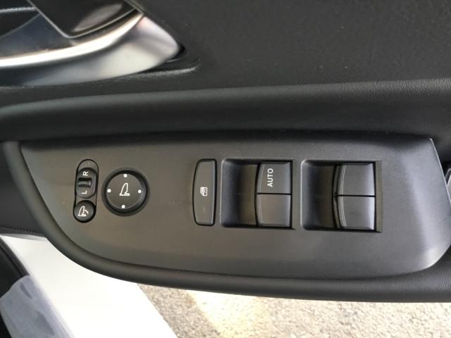 フィット ｅ：ＨＥＶホーム　デモカー　クルコン　純正ナビ　フルセグ　ＥＴＣ　前後ドラレコ　前後誤発進抑制機能　クリソナ　助手席エアバッグ　運転席エアバッグ　アイドリングストップ　禁煙　ＬＥＤライト　ＵＳＢ接続　バックカメラ（11枚目）