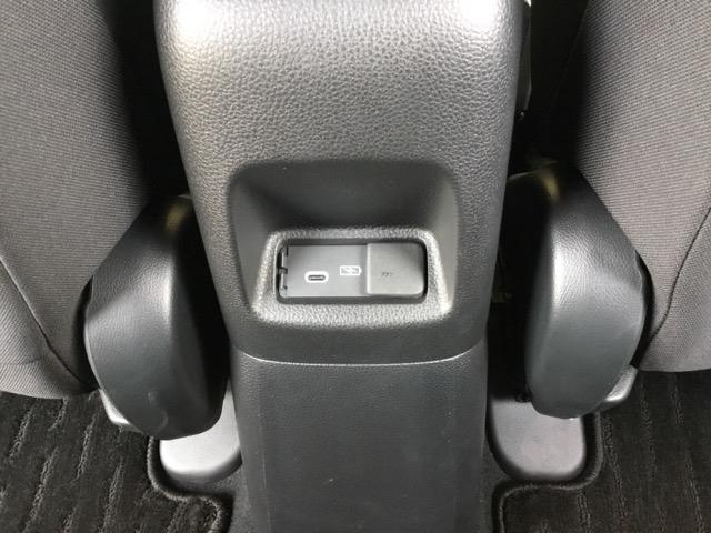 フィット ｅ：ＨＥＶホーム　デモカー　クルコン　純正ナビ　フルセグ　ＥＴＣ　前後ドラレコ　前後誤発進抑制機能　クリソナ　助手席エアバッグ　運転席エアバッグ　アイドリングストップ　禁煙　ＬＥＤライト　ＵＳＢ接続　バックカメラ（12枚目）