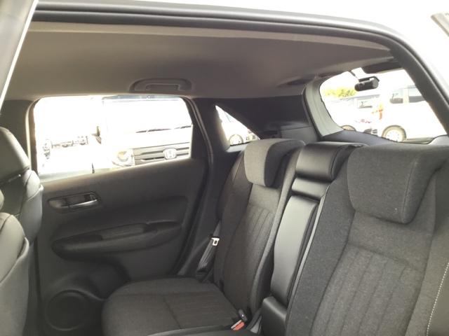 フィット ｅ：ＨＥＶホーム　デモカー　クルコン　純正ナビ　フルセグ　ＥＴＣ　前後ドラレコ　前後誤発進抑制機能　クリソナ　助手席エアバッグ　運転席エアバッグ　アイドリングストップ　禁煙　ＬＥＤライト　ＵＳＢ接続　バックカメラ（13枚目）