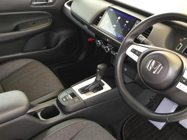 フィット ｅ：ＨＥＶホーム　デモカー　クルコン　純正ナビ　フルセグ　ＥＴＣ　前後ドラレコ　前後誤発進抑制機能　クリソナ　助手席エアバッグ　運転席エアバッグ　アイドリングストップ　禁煙　ＬＥＤライト　ＵＳＢ接続　バックカメラ（21枚目）