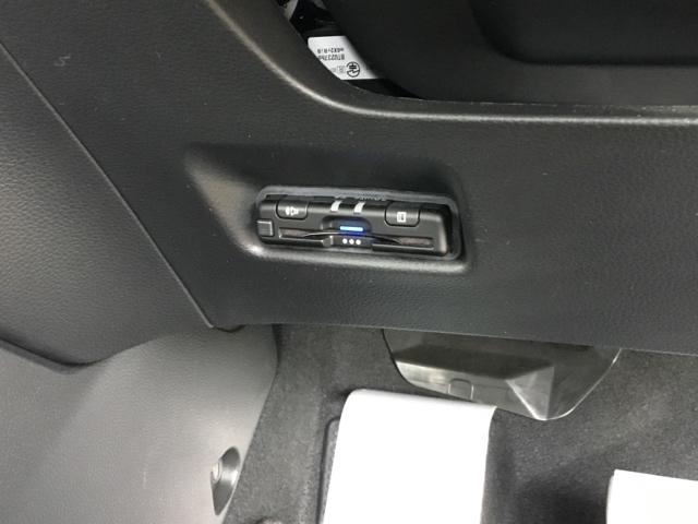 フィット ｅ：ＨＥＶホーム　デモカー　クルコン　純正ナビ　フルセグ　ＥＴＣ　前後ドラレコ　前後誤発進抑制機能　クリソナ　助手席エアバッグ　運転席エアバッグ　アイドリングストップ　禁煙　ＬＥＤライト　ＵＳＢ接続　バックカメラ（24枚目）