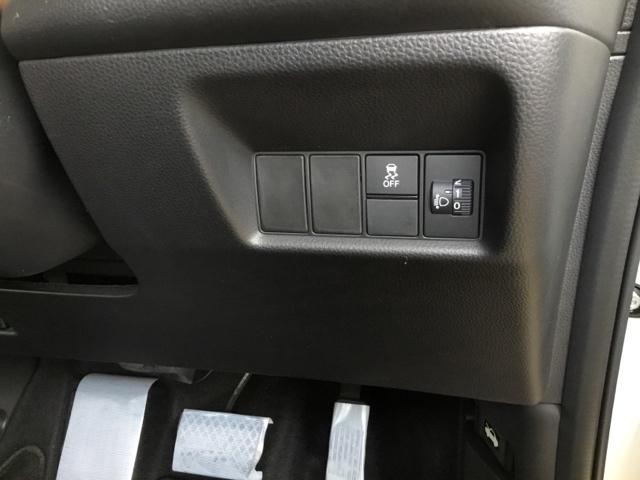 フィット ｅ：ＨＥＶホーム　デモカー　クルコン　純正ナビ　フルセグ　ＥＴＣ　前後ドラレコ　前後誤発進抑制機能　クリソナ　助手席エアバッグ　運転席エアバッグ　アイドリングストップ　禁煙　ＬＥＤライト　ＵＳＢ接続　バックカメラ（25枚目）