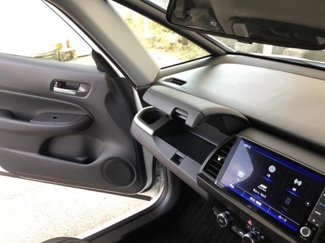 フィット ｅ：ＨＥＶホーム　デモカー　クルコン　純正ナビ　フルセグ　ＥＴＣ　前後ドラレコ　前後誤発進抑制機能　クリソナ　助手席エアバッグ　運転席エアバッグ　アイドリングストップ　禁煙　ＬＥＤライト　ＵＳＢ接続　バックカメラ（28枚目）