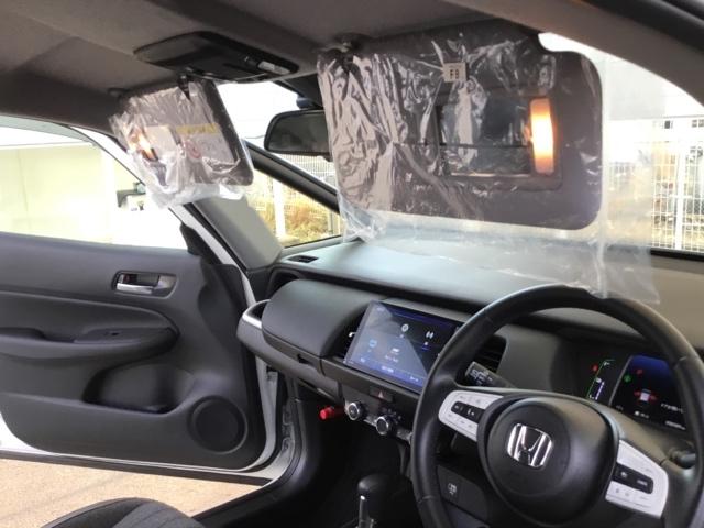 フィット ｅ：ＨＥＶホーム　デモカー　クルコン　純正ナビ　フルセグ　ＥＴＣ　前後ドラレコ　前後誤発進抑制機能　クリソナ　助手席エアバッグ　運転席エアバッグ　アイドリングストップ　禁煙　ＬＥＤライト　ＵＳＢ接続　バックカメラ（31枚目）