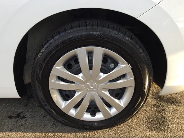 フィット ｅ：ＨＥＶホーム　デモカー　クルコン　純正ナビ　フルセグ　ＥＴＣ　前後ドラレコ　前後誤発進抑制機能　クリソナ　助手席エアバッグ　運転席エアバッグ　アイドリングストップ　禁煙　ＬＥＤライト　ＵＳＢ接続　バックカメラ（33枚目）