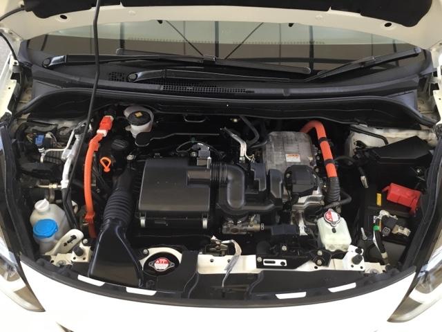 フィット ｅ：ＨＥＶホーム　デモカー　クルコン　純正ナビ　フルセグ　ＥＴＣ　前後ドラレコ　前後誤発進抑制機能　クリソナ　助手席エアバッグ　運転席エアバッグ　アイドリングストップ　禁煙　ＬＥＤライト　ＵＳＢ接続　バックカメラ（34枚目）