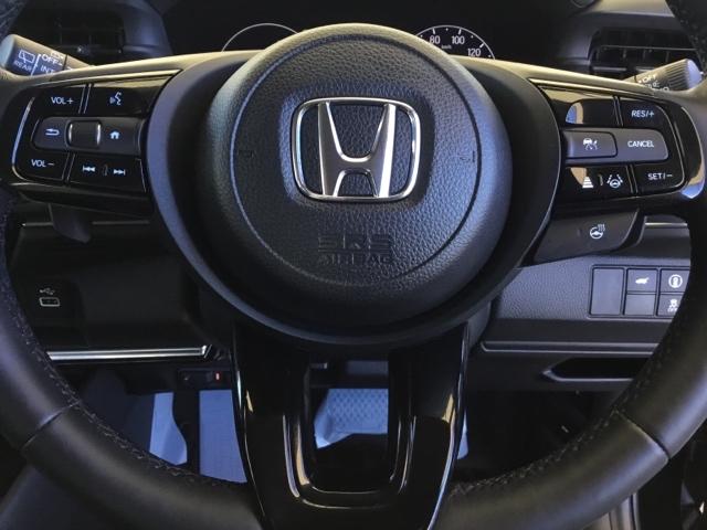 ヴェゼル ｅ：ＨＥＶＺ　クルコン　純正ナビ　フルセグ　ＥＴＣ　前後ドラレコ　シート＆ステアリングヒーター　衝突回避支援ブレーキ機能　スマキ　Ｐトランク　フルオートエアコン　Ｄレコ　エアバッグ　両席エアバック　Ｒカメ　ソナー（18枚目）