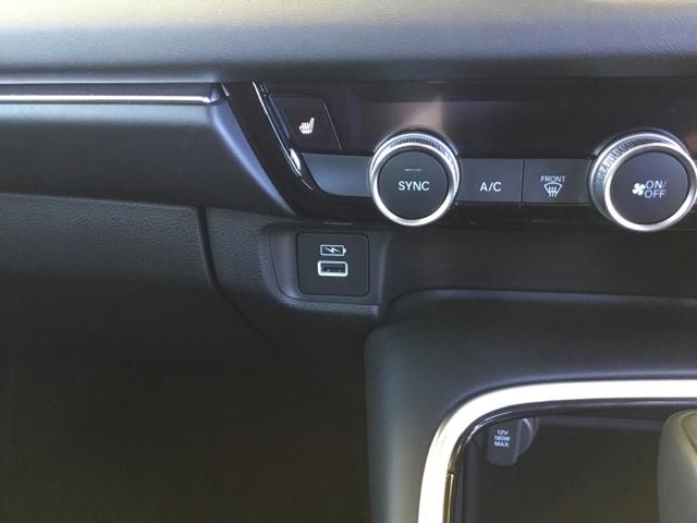 ヴェゼル ｅ：ＨＥＶＺ　クルコン　純正ナビ　フルセグ　ＥＴＣ　前後ドラレコ　シート＆ステアリングヒーター　衝突回避支援ブレーキ機能　スマキ　Ｐトランク　フルオートエアコン　Ｄレコ　エアバッグ　両席エアバック　Ｒカメ　ソナー（22枚目）