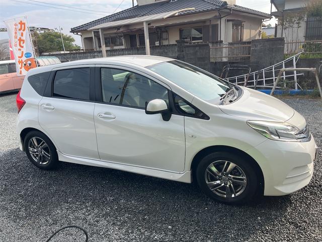 ノート ライダー ETC TV アルミホイール スマートキー アイドリングストップ 電動格納ミラー CVT 盗難防止システム 衝突安全ボディ ABS スーパーチャージャー エアコン パワーステアリング(4枚目)