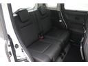 後部座席も足元スペースはしっかり確保されていて、ゆとりの広さです♪