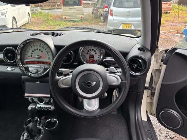 ＭＩＮＩ クーパーＳ　バックカメラ　ナビ　アルミホイール　ＨＩＤ　スマートキー　ＡＴ　盗難防止システム　ＡＢＳ　ＣＤ　エアコン　パワーステアリング　パワーウィンドウ（3枚目）