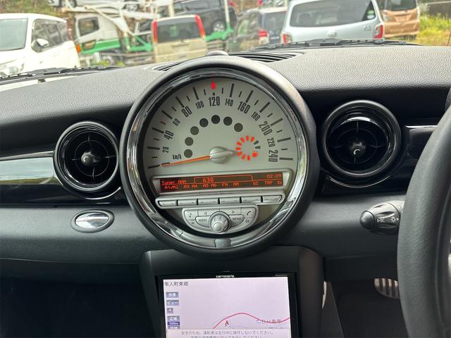 ＭＩＮＩ クーパーＳ　バックカメラ　ナビ　アルミホイール　ＨＩＤ　スマートキー　ＡＴ　盗難防止システム　ＡＢＳ　ＣＤ　エアコン　パワーステアリング　パワーウィンドウ（6枚目）
