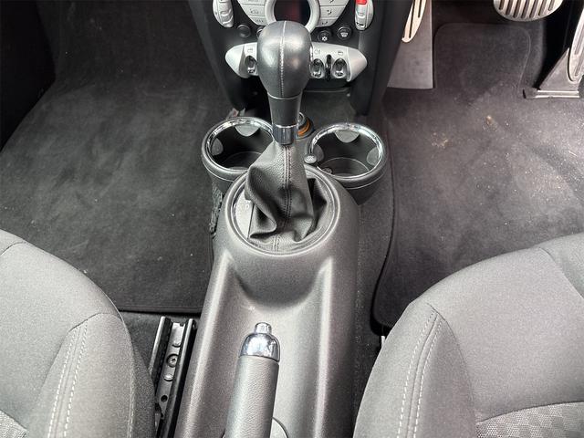 ＭＩＮＩ クーパーＳ　バックカメラ　ナビ　アルミホイール　ＨＩＤ　スマートキー　ＡＴ　盗難防止システム　ＡＢＳ　ＣＤ　エアコン　パワーステアリング　パワーウィンドウ（10枚目）