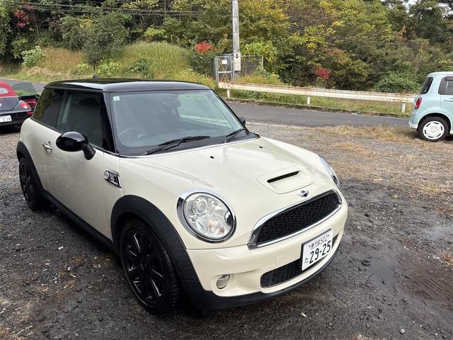 ＭＩＮＩ クーパーＳ　バックカメラ　ナビ　アルミホイール　ＨＩＤ　スマートキー　ＡＴ　盗難防止システム　ＡＢＳ　ＣＤ　エアコン　パワーステアリング　パワーウィンドウ（12枚目）