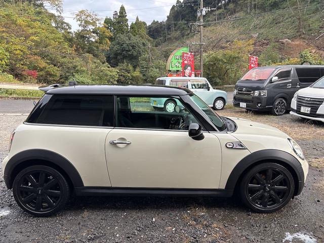 ＭＩＮＩ クーパーＳ　バックカメラ　ナビ　アルミホイール　ＨＩＤ　スマートキー　ＡＴ　盗難防止システム　ＡＢＳ　ＣＤ　エアコン　パワーステアリング　パワーウィンドウ（13枚目）