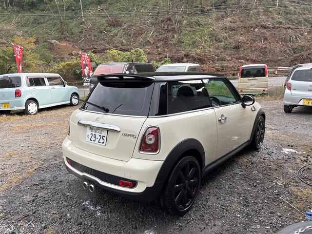 ＭＩＮＩ クーパーＳ　バックカメラ　ナビ　アルミホイール　ＨＩＤ　スマートキー　ＡＴ　盗難防止システム　ＡＢＳ　ＣＤ　エアコン　パワーステアリング　パワーウィンドウ（14枚目）