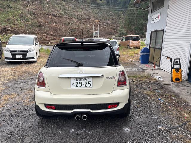 ＭＩＮＩ クーパーＳ　バックカメラ　ナビ　アルミホイール　ＨＩＤ　スマートキー　ＡＴ　盗難防止システム　ＡＢＳ　ＣＤ　エアコン　パワーステアリング　パワーウィンドウ（15枚目）