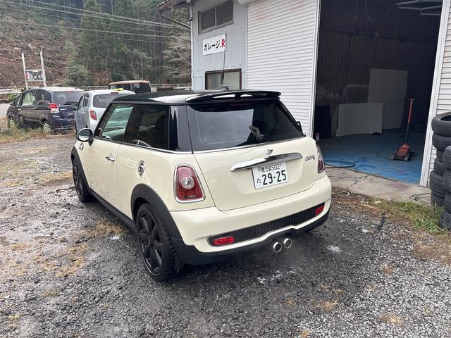 ＭＩＮＩ クーパーＳ　バックカメラ　ナビ　アルミホイール　ＨＩＤ　スマートキー　ＡＴ　盗難防止システム　ＡＢＳ　ＣＤ　エアコン　パワーステアリング　パワーウィンドウ（16枚目）