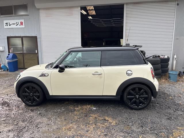 ＭＩＮＩ クーパーＳ　バックカメラ　ナビ　アルミホイール　ＨＩＤ　スマートキー　ＡＴ　盗難防止システム　ＡＢＳ　ＣＤ　エアコン　パワーステアリング　パワーウィンドウ（17枚目）