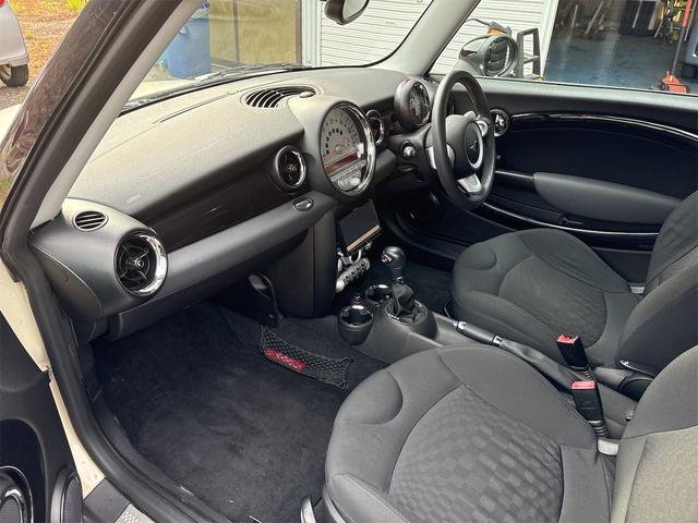 ＭＩＮＩ クーパーＳ　バックカメラ　ナビ　アルミホイール　ＨＩＤ　スマートキー　ＡＴ　盗難防止システム　ＡＢＳ　ＣＤ　エアコン　パワーステアリング　パワーウィンドウ（25枚目）