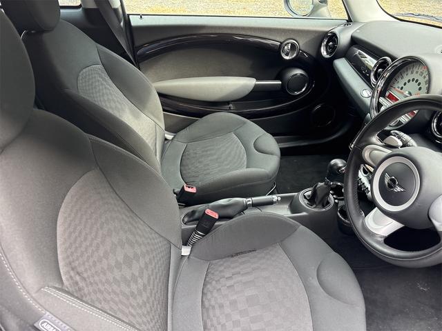ＭＩＮＩ クーパーＳ　バックカメラ　ナビ　アルミホイール　ＨＩＤ　スマートキー　ＡＴ　盗難防止システム　ＡＢＳ　ＣＤ　エアコン　パワーステアリング　パワーウィンドウ（27枚目）