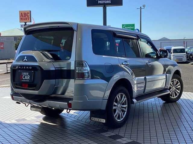 パジェロ ロング　スーパーエクシード　純正ナビ／バックカメラ／ＥＴＣ　シートヒータ　切替４ＷＤ　Ｂカメラ　電動シート　ＥＴＣ　クルコン　パワーウインドウ　ＤＶＤ　アルミホイール　パワーステアリング　メモリーナビ　Ｄターボ　ナビＴＶ　３列（2枚目）
