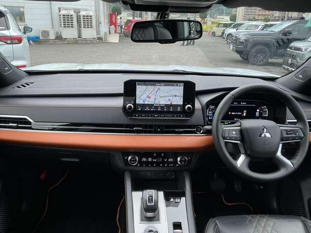 アウトランダーPHEV P 横滑り防止 シートヒーター パワーシート 4WD メモリーナビ ABS Bカメ アルミ オートクルーズコントロール ナビ キーレス スマートキー エアバッグ フロントカメラ サイドカメラ 寒冷地(3枚目)