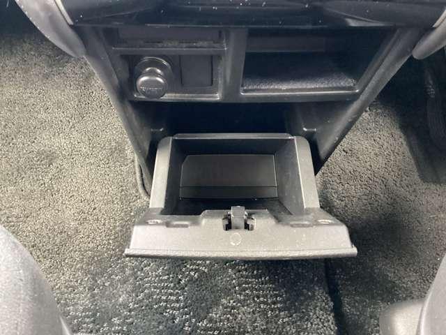 デリカD:5 P Bモニター 地デジ LEDヘッドランプ ナビTV シートヒーター ETC 4WD 電動シ-ト 寒冷地仕様 メモリナビ ABS 3列 オートエアコン ASC 盗難防止装置 パワーウインドウ エアバッグ(13枚目)