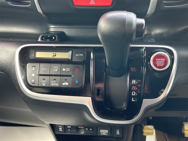 シフトレバー。ぜひ一度お客様の目で確認してください。