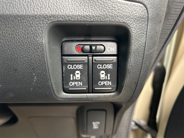 指先ひとつでドアオープン。【ワンアクション両側パワースライドドア】両手がふさがっていても、スイッチひとつでスライドドアが自動解錠&自動オープンします。