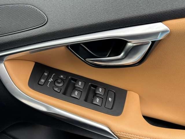 V40 T3 クラシックエディション ディ―ラー車 右ハンドル ナビ・パワーシート・後席シートヒーター・パドルシフト・ステアリングスイッチ・バックカメラ・ガラスルーフ・ETC(29枚目)