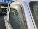 サンバートラック ＴＢ　４ＷＤ　マニュアル５速ミッション　エアコン　パワーステアリング　運転席エアバッグ　荷台作業灯　３方開　荷台フチゴム　ホワイト　走行距離１０５０００ｋｍ（7枚目）